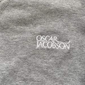 Riktigt fet v-ringad tröja från Oscar Jacobson!  Nypris 1999. Hör av er vid frågor! 