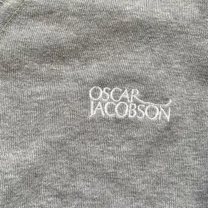 Riktigt fet v-ringad tröja från Oscar Jacobson!  Nypris 1999. Hör av er vid frågor! 