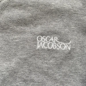 OSCAR JACOBSON LOGO TRÖJA GRÅ  - Riktigt fet v-ringad tröja från Oscar Jacobson!  Nypris 1999. Hör av er vid frågor! 