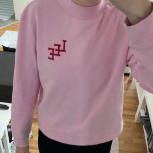 En jättefin rosa sweatshirt. Som säljs pågrund av att den inte kommer till användning.  Köparen står för frakten 