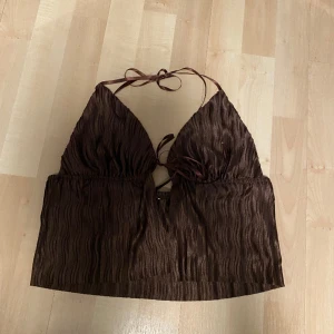 Jättefint linne - Säljer detta jättefina linnet för det är tyvärr för stor för mig, man knyter det k nacken och mellan brösten. Aldrig använt 