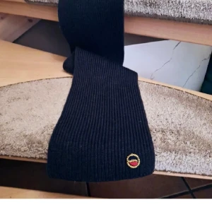 Busnel halsduk  - Säljer min halsduk.  Använd 3 gånger blå  