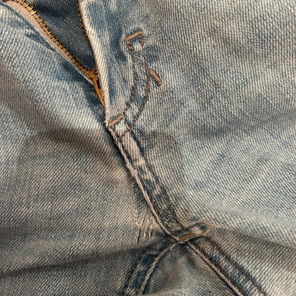 Snygga lågmidjade diesel jeans, allmänt bra skick men har två små hål syns till exempel på bild 3, även slitna vid hälarna eftersom dom är långa❣️. Jeans & Byxor.