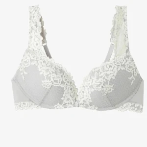 Intimissimi bh - Säljer min gråa Intimissimi bh, den är i storlek 75B och hel oanvänd. Prislappen sitter kvar på och har boxen kvar också💕