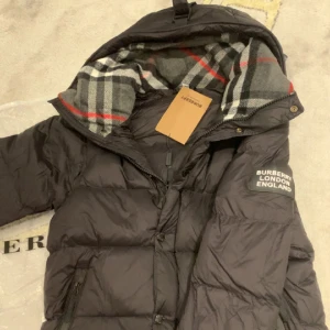 Burberry jacka/väst - Burberry jacka i storlek S  Helt underbar för detta kalla vädret Blir även till en väst där man kan ta bort ärmarna så går att använda året om😊