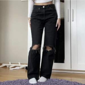 Svarta jeans från ginatricot❤️ I mycket bra skick, skriv för fler bilder! Är ungefär 166cm lång