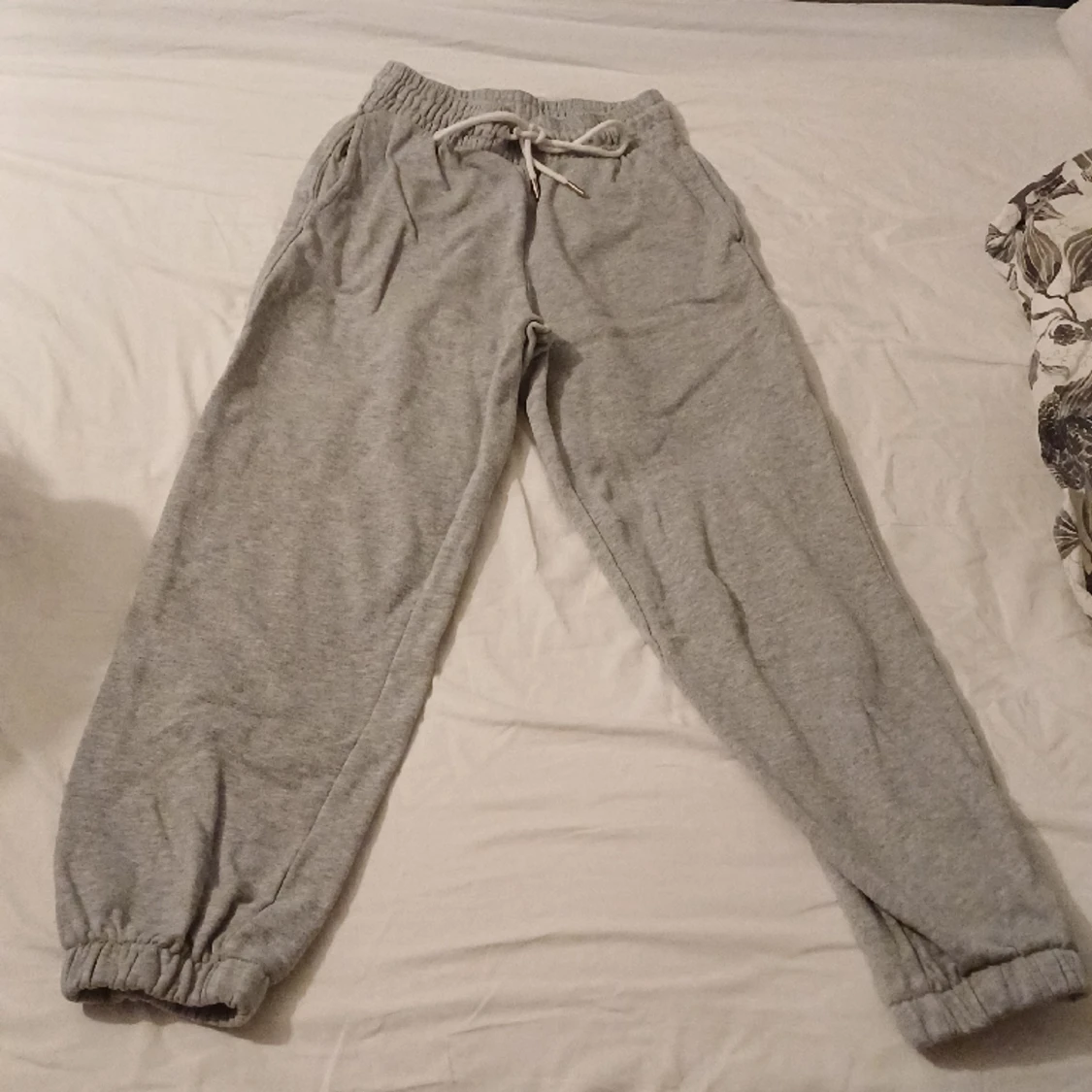 Grå mjukisbyxor 