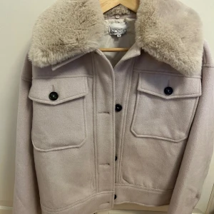 Meotine liknande jacka  - Säljer min Meotine liknande jacka från Noella som är som ny. Den är i storlek xs men skulle säga att den är som en s. Är öppen för andra prisförslag💕