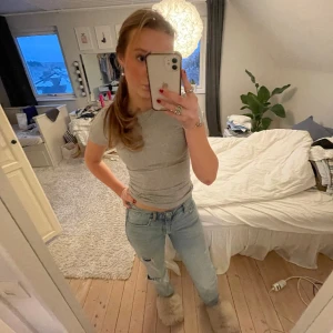 Lågmidjade jeans💓💓 - Säljer mina supersnygga lågmidjade jeans som kommer ifrån ginas gamla collection så de säljs inte längre!💓 Har slitningar på ena benet vilket jag tycker är skitcoolt och de går hela vägen ner till fötterna på mig som är 164😽💓 Priset är diskuterbart💓