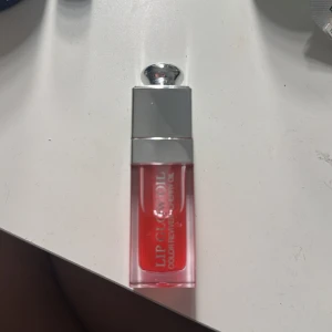 Dior lip oil  -  Jag säljer nu Dior lip glow oil då jag aldrig använt den har testat i butik men aldrig just den där och bra pris för en helt ny 