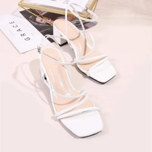 Vita klackskor  - Jättefina vita klackskor. Endast använda en gång men säljer då jag insett att jag inte kan gå i klackar. Storlek 39.