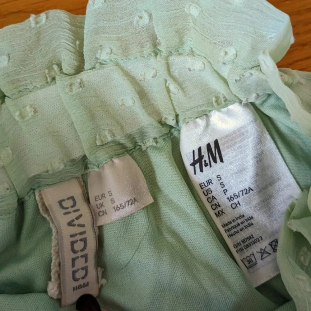 Knappt använd, söt kjol i mintgrön med prickar 💚 färgen är som på sista bilden!. Kjolar.