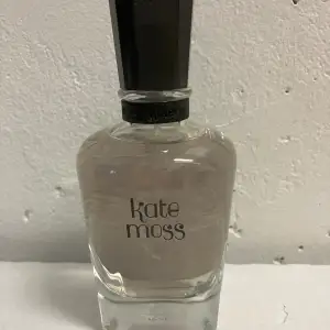 Kate Moss edt 100 ml, endast provad några få gånger. Ingen kartong kvar. 