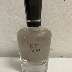 Kate Moss edt 100 ml - Kate Moss edt 100 ml, endast provad några få gånger. Ingen kartong kvar. 