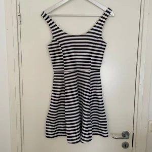 Klänning - Blå/vit randig kort klänning Lite missfärgad i kragen.   Storlek 38 men passar S