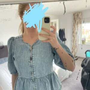 Jeans blus från only  - Endast använd en gång men fint skick. Liten i storleken! 