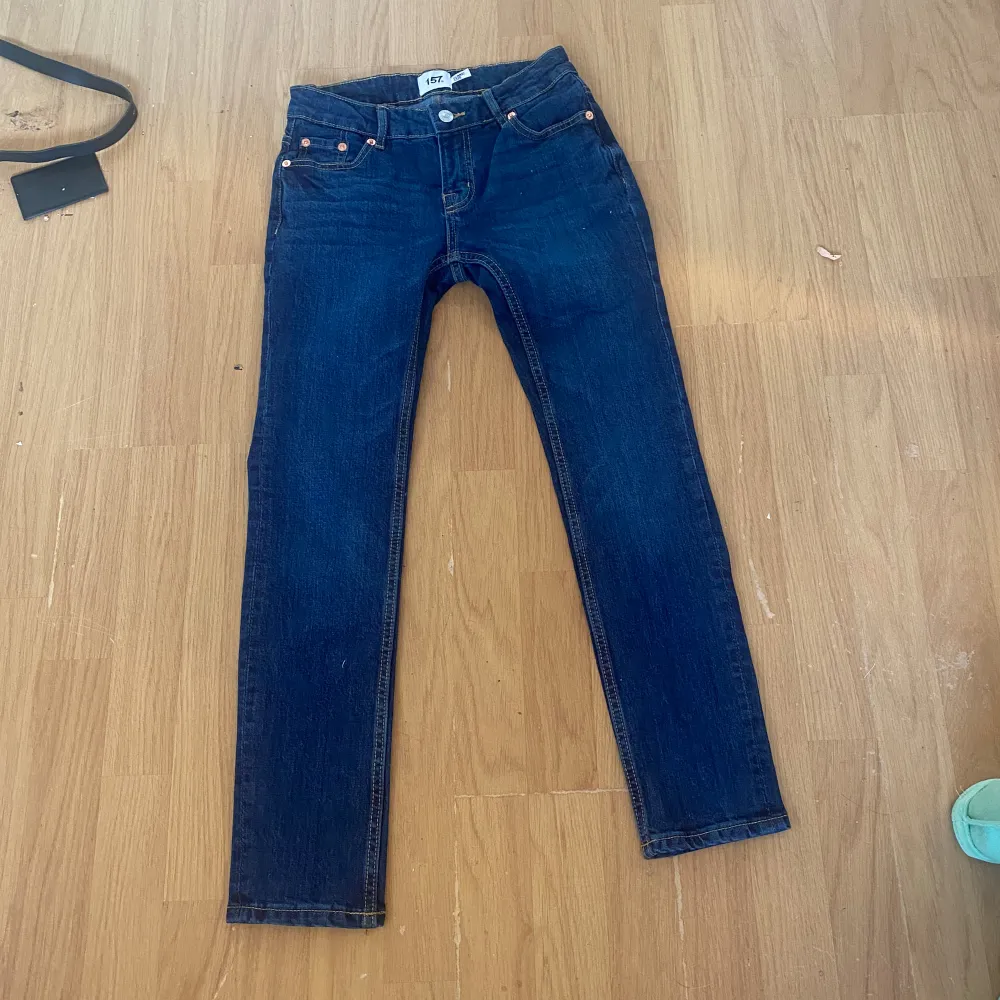 Ett par mörkblå jeans från lager157 i storlek 150 , Bra skick (Aldrig andvända) . Jeans & Byxor.