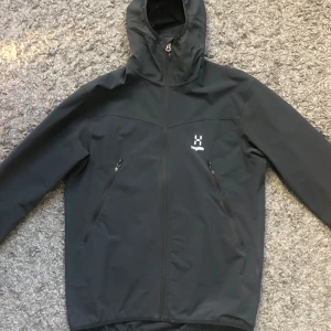 Haglöfs jacka  - Säljer för använder inte. Jackan är i 10/10 skick och har endast blivit använd ett par gånger. Jackan är väldigt bra mot vind och fungerar även mot regn. Luvan går att spänna åt. 