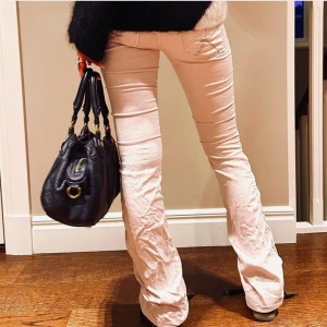 Ljusrosa jeans - Säljer om dessa snygga jeansen från retrochics.uf då de inte passade. Innerbenslängden 83cm midjemått tvärsöver 37cm. Tyget är mer åt chinos hållet. Hör av er vid frågor, elr bilder!💋 ❗️Buda i kommentarerna❗️kl.20 på söndag /24  säljer jag/ högsta bud