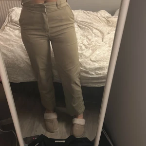 Dickies byxor W26 Khakibrun - Bra skick, använda fåtal gånger, har blivit för små för mig så säljer nu dessa💓