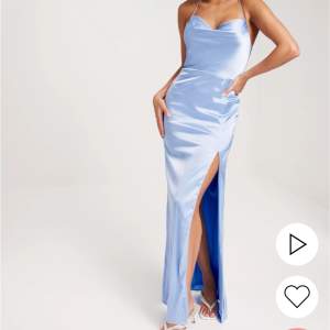 Detta är en jättefin silkes blå klänning som bara används 2 gånger. Den är i super bra skick inga som helst skador eller smuts! Köpt på Nelly för 899 kr. Perfekt för bröllop, bal, festligheter mm👗😍