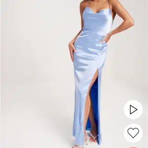 Detta är en jättefin silkes blå klänning som bara används 2 gånger. Den är i super bra skick inga som helst skador eller smuts! Köpt på Nelly för 899 kr. Perfekt för bröllop, bal, festligheter mm👗😍
