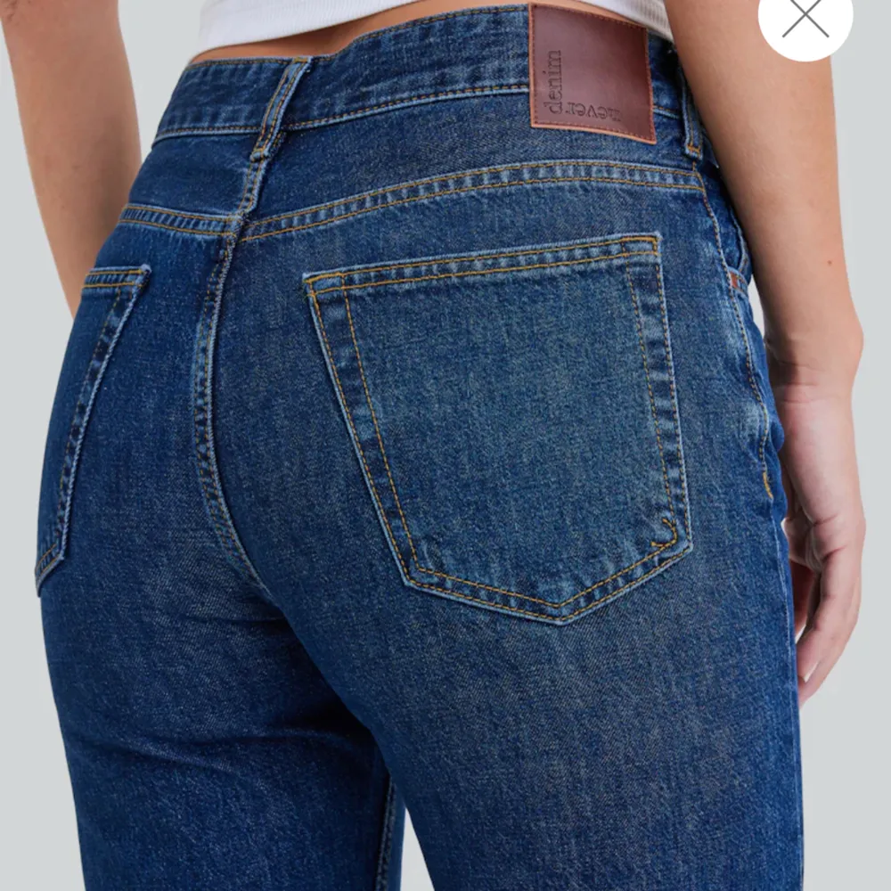 Mid waist jeans från bikbok som jag inte längre använder💞Skriv för fler frågor eller fler bilder. Jeans & Byxor.