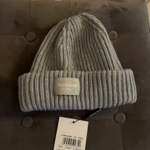 Juciy mössa❤️ - En grå juicy cotore mössa❤️ bra skick, aldrig använd pga att jag fick en annan mössa, fick den i julas