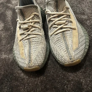 Yeezy boost  - Säljer dessa snygga yeezy som är perfekt för sommarn! Osäker på äkthet så därför är priset som det är. Skick: 8/10 använda fåtal gånger och sulan där inne är borta. Priset är ej hugget i sten. Hör av vid frågor eller fler bilder.