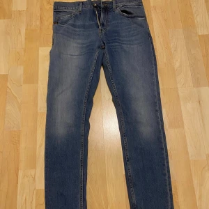 Tiger Of Sweden Pistolero jeans - Tja, nu säljer jag mina Tiger of Sweden Jeans som är i modellen Pistolero vilket motsvarar Slim Fit. Storlek 29/32 och skick 9,5/10 eftersom dem bara är använda 1 gång. Nypris: 1600kr Mitt pris: 449kr. För fler frågor så är det bara att höra av dig!