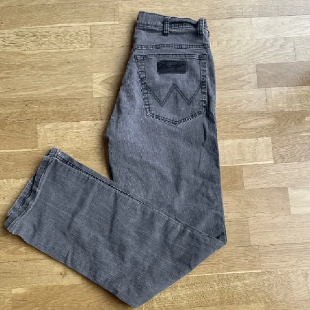Ett par feta Wrangler Jeans ”Texas Strech” storlek W31 L32 men sitter som 29/30. Mycket bra skick. Midja 37,5 cm, total längd 99 cm.. Jeans & Byxor.