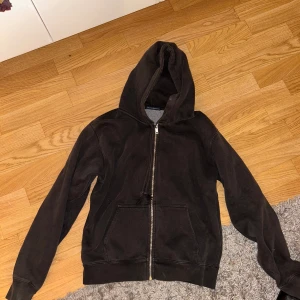 Brandy Melville kofta - Säljer denna mörkgrå kofta från brandy Melville i storlek S/M för att den inte kommer till användning längre. Fint skick💕