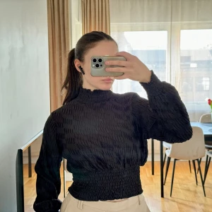 Blus - Säljer denna fina blus. Använd fåtal gånger, storlek onesize men jag skulle säga att den passar S-L ❤️‍🔥