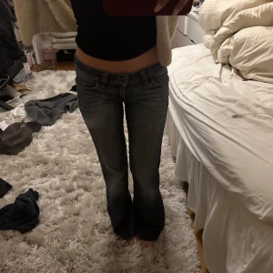 Lågmidjade jeans - Låga jeans. Midja cirka 38cm tvärs över och innerbenslängd 75/76cm❤️ avklippta längst ner. Jättefina men används inte av mig!