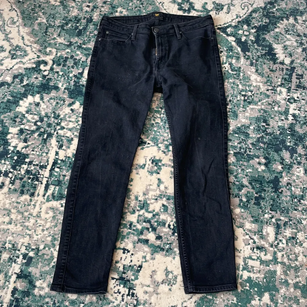 Hej! Säljer ett par Lee jeans storlek 32/31. Finns lite rev på jeansen . Annars i fint skick .  Hör av er om ni vill ha fler bilder.. Jeans & Byxor.