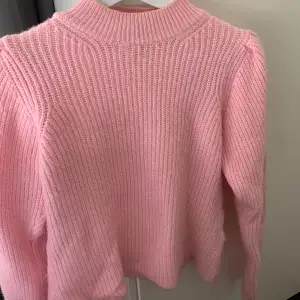 Säljer denna rosa stickade tröja från Nelly då den inte kommer till användning. Tröjan är i bra kvalite. För fler bilder eller frågor så är det bara att skriva privat! Pris kan diskuteras🩷🩷