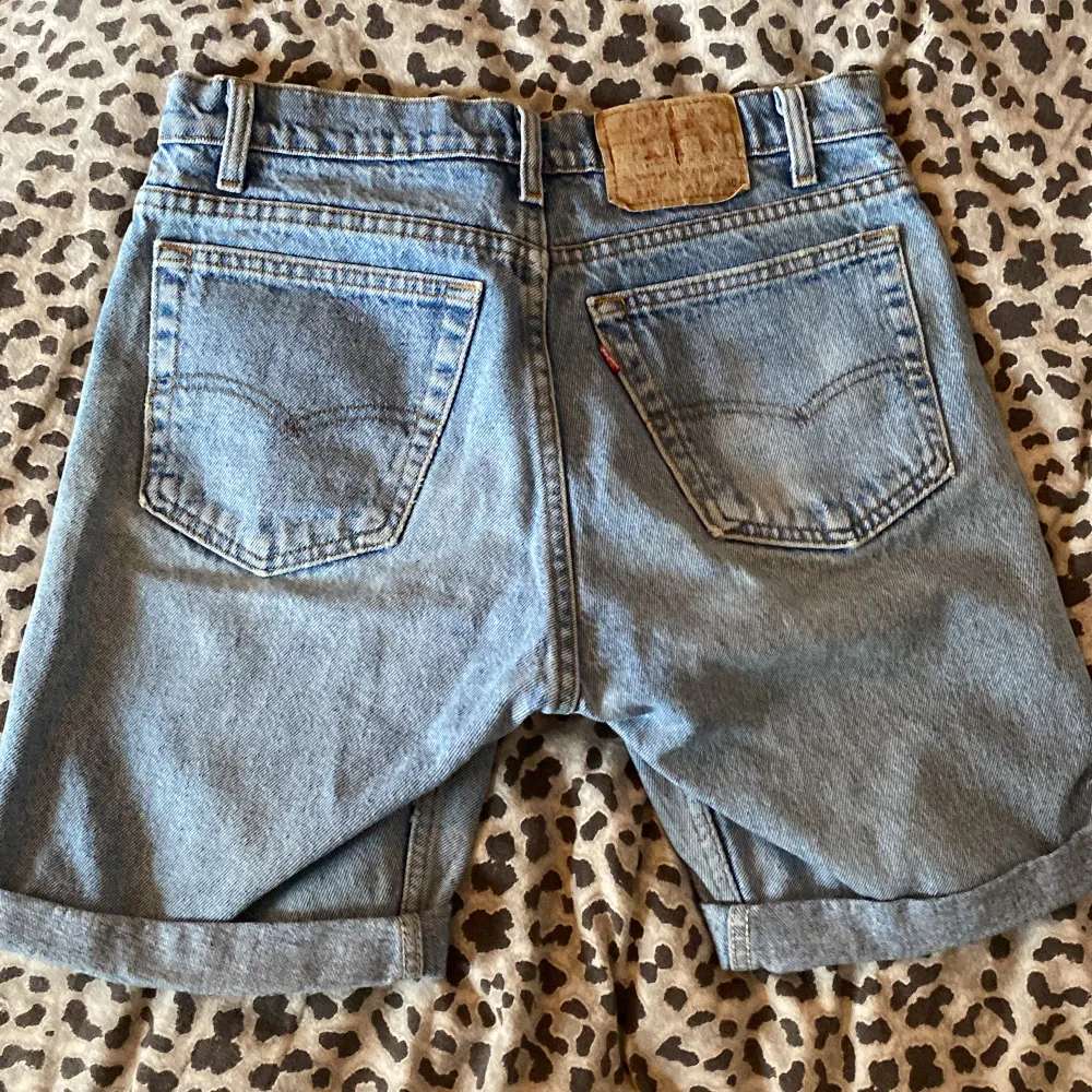 Midjemått 39cm innerbenslängd 19 cm Jorts typ. Shorts.