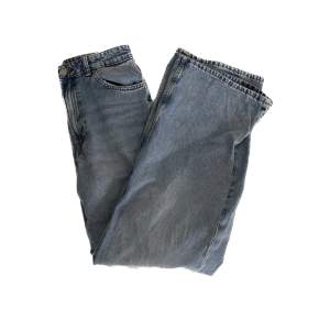 Söljer dessa våriga mom jeansen som är för korta för mig🩷 Strl 38 men har krympt lite så passar nog bäst strl 36🫶🏼 Midjemått: 37 cm / Innebenslängd: 76 cm