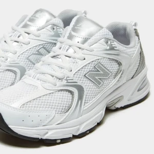 New balance 530 - Säljer mina new balance skor som jag köppte förra sommaren för 1400kr dom är endast använda under sommaren och 3gånger efter säljer lite billigare då när man går så rör sig sylen lite men det går och fixa med klister lådan ingår +kan tvätta dom innan