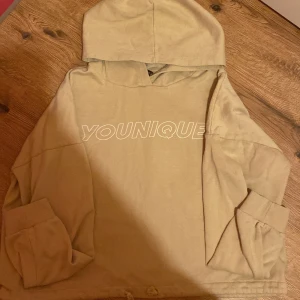 Hoodie - 15kr frakt. Jag har aldrig använt den för den är för stor så säljer istället.🎀