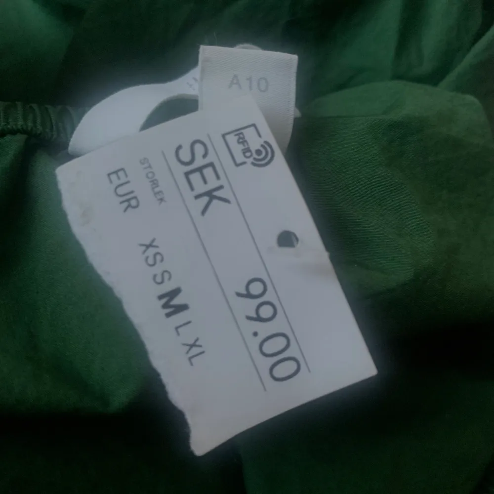 Jättefin grön helt ny blus med puffärm från H&M. Storlek M . Blusar.