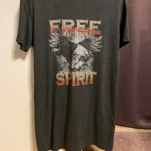 T-shirt klänning - Säljes i begagnat skick. Nopprig, syns på bild 2. 