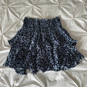 Gullig kjol💞💞 - Säljer nu min kjol som tyvärr inte kommer till användning, perfekt till våren💞💞