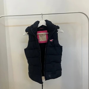 Hollister väst💖 - Säljer denna supersnygga Hollister västen, köpt för väldigt länge sen så tror inte den säljs längre. Vet inte vad jag köpte den för men skulle gissa runt 500kr. Knappt använd och har inga fläckar eller något sånt. Köp via köp nu funktionen💖