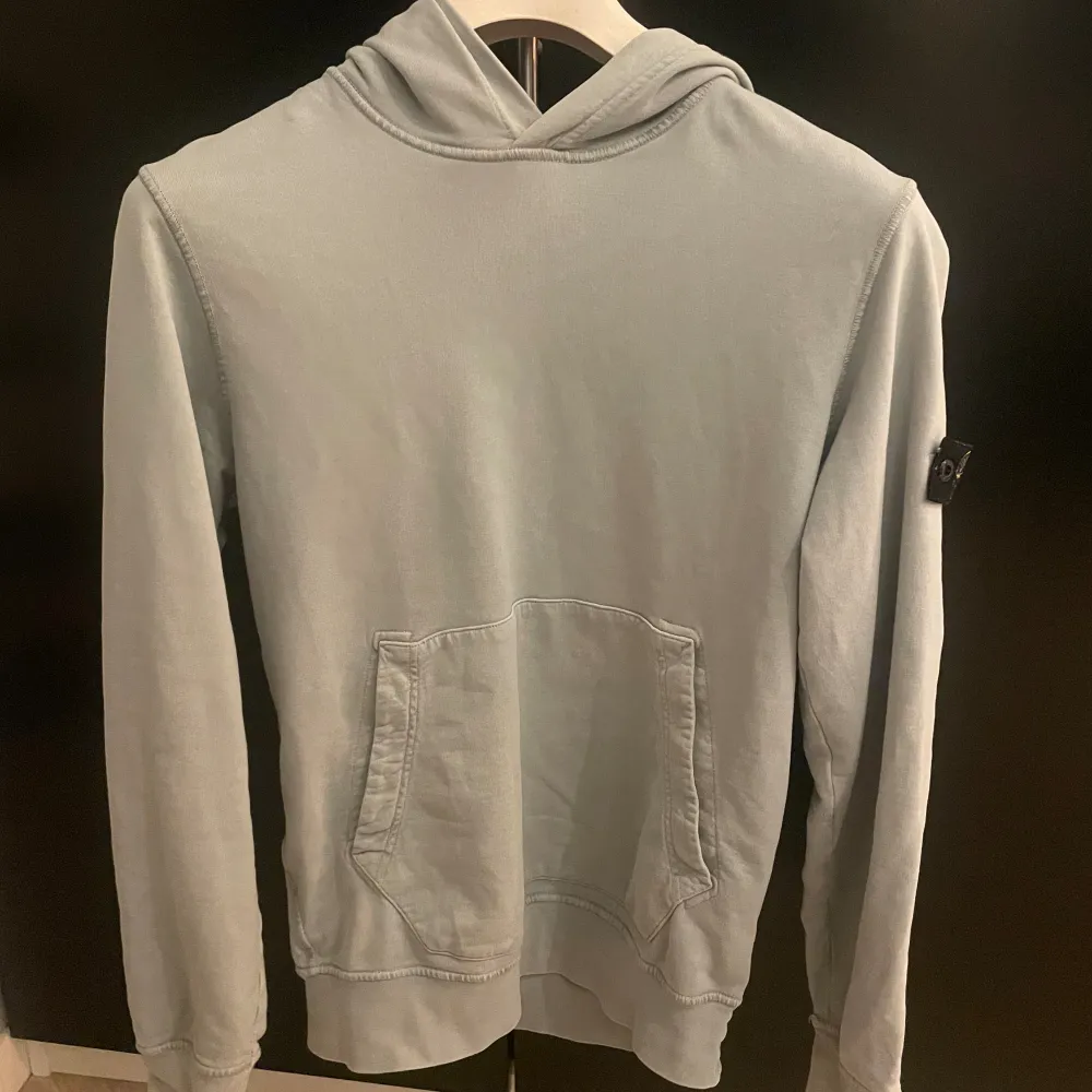 Säljer min stone Island Junior hoodie som är sparsamt använd och i fint skick. Köpt på nk. Bra skick men använd.  Storlek: 14Y men passar Xs eller mindre S Nypris: ca 2000kr Mitt pris: 799kr Bara att höra av dig om du undrar nåt.. Hoodies.