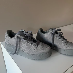 Adidas sneakers  - Gråa adidas sneakers som aldrig är använda! Köpte dom för 1299kr
