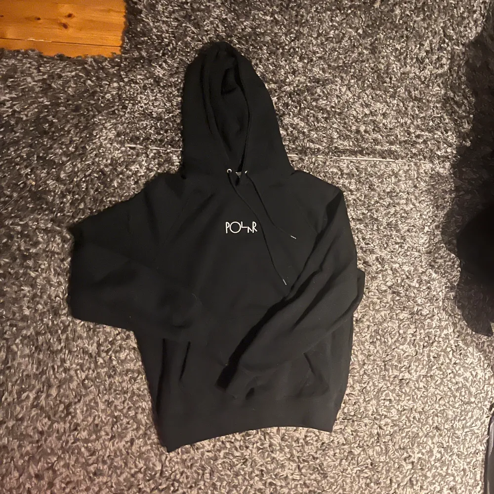 Riktigt skön polar hoodie. Har använt den ungefär 4 gånger. Säljer eftersom den är för liten för mig. Hoodies.