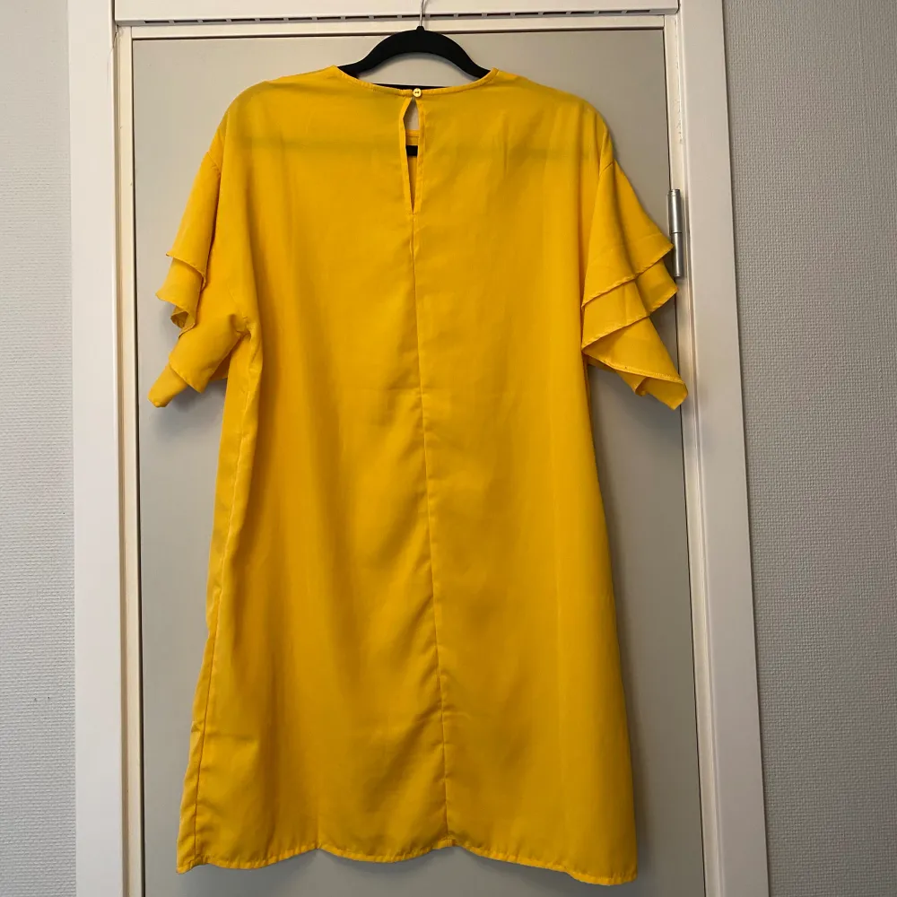 Fin gul klänning från Gina tricot i fint skick. Katt finns i hemmet. . Klänningar.
