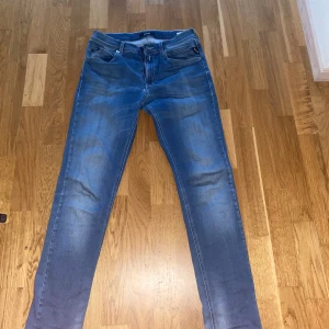Replay - Säljer dessa replay jeans som är i topp kvalite och passar allt från 165-175cm. Riktigt sköna jeans som nästan är i nyskick men säljer de för att de är lite för små. Priset kan absolut diskuteras. Väldigt sköna jeans som är i slimfit.