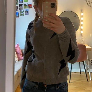 Stickad tröja med blixtar  - Stickad tröja i SUPERSKÖNT material. Köpt på shein för 230kr. Använd Max 5 gånger.